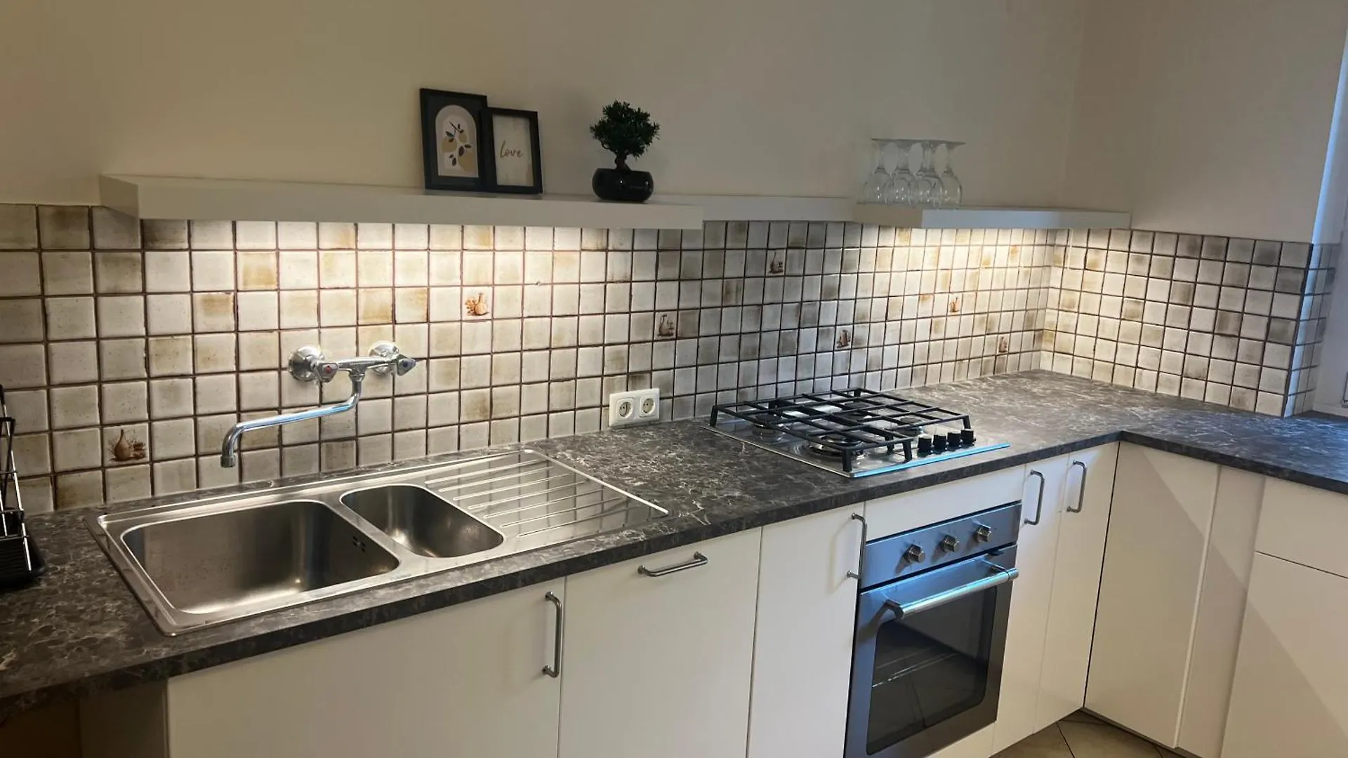 Apartment Cozy 2-Bedroom Retreat Near Subway And City Center