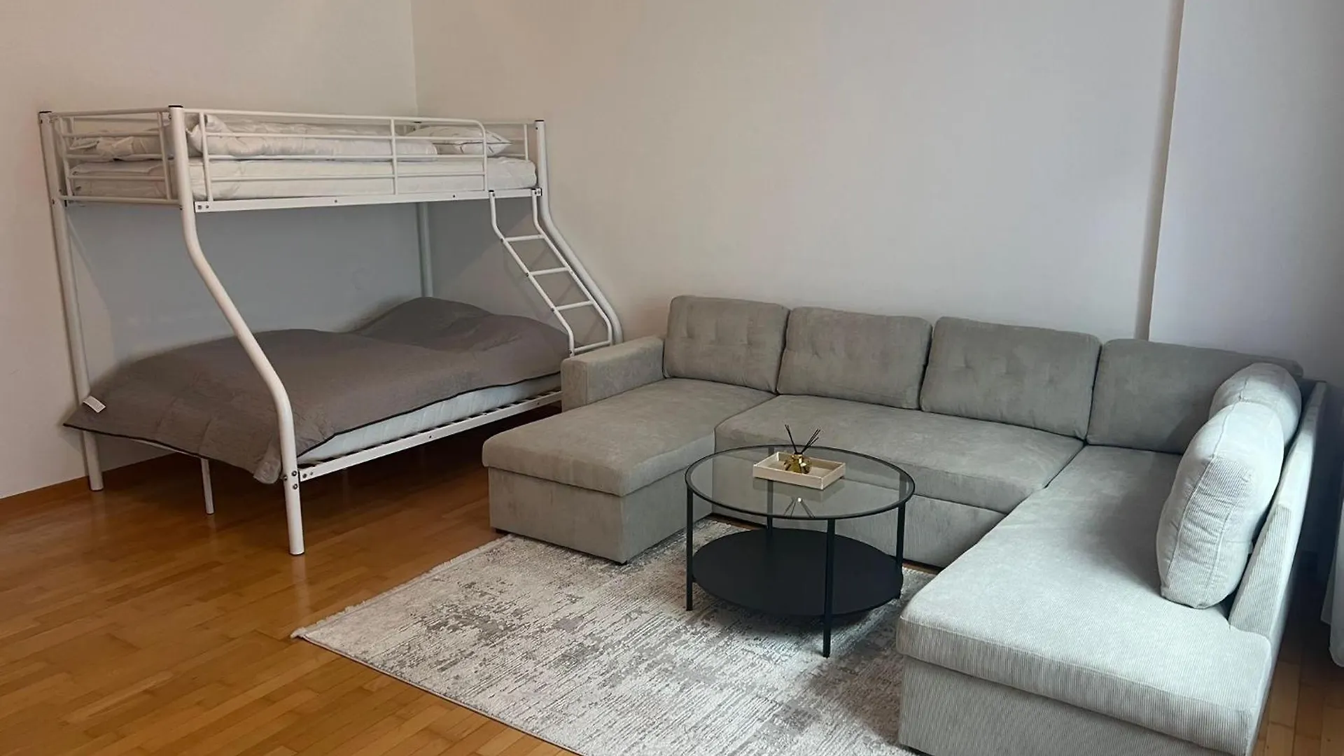 Cozy 2-Bedroom Retreat Near Subway And City Center